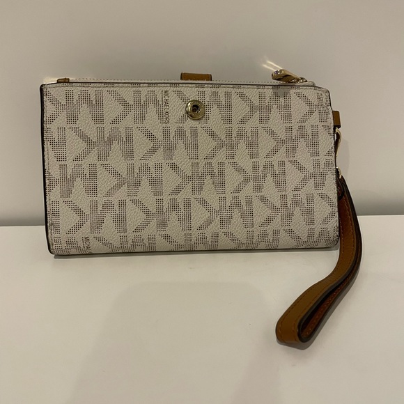 Michael Kors wristlet clutch - Picture 5 of 7